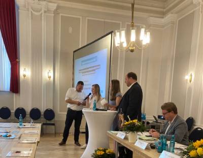 Die Landtagskandidaten Sophie Ramdor, Jan-Tobias Hackenberg und Oliver Schatta bei ihrer Vorstellung auf dem Kreisparteitag im Juni 2022